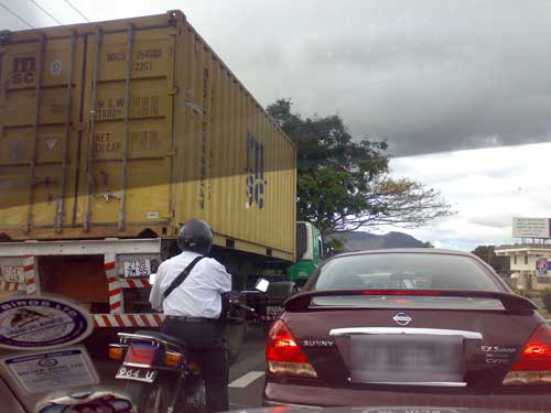 Camion p essaye rode ene passage!