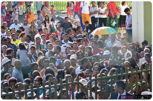 12Mars-16-people-at-the-gate